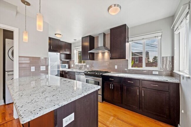Building Photo - 2-Bedroom Denver Apartment | In-Unit Laundry + Modern Kitchen