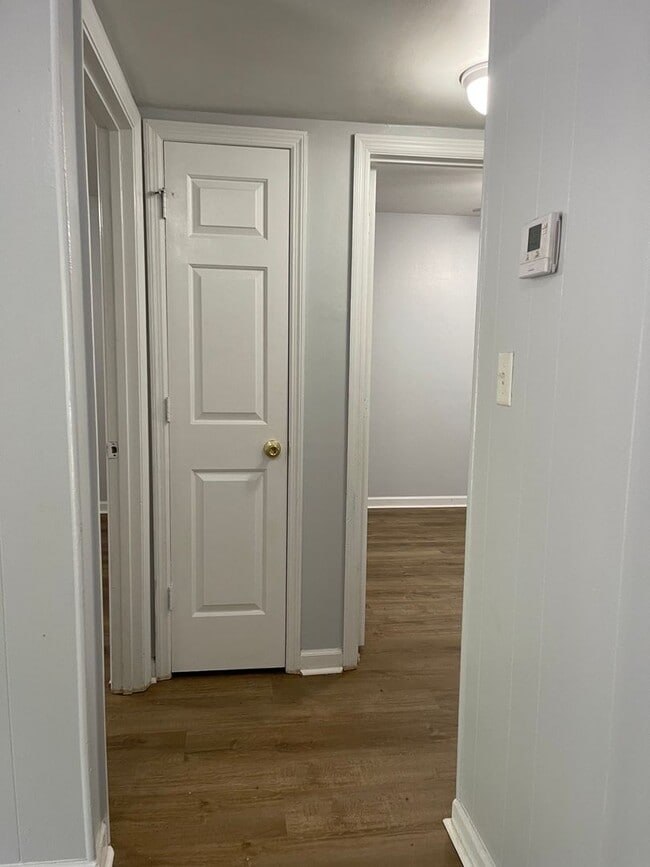 Building Photo - 2 bedroom, 1 bath apartment in small complex on Hill Street! Walking distance to Normal Town, Dow...