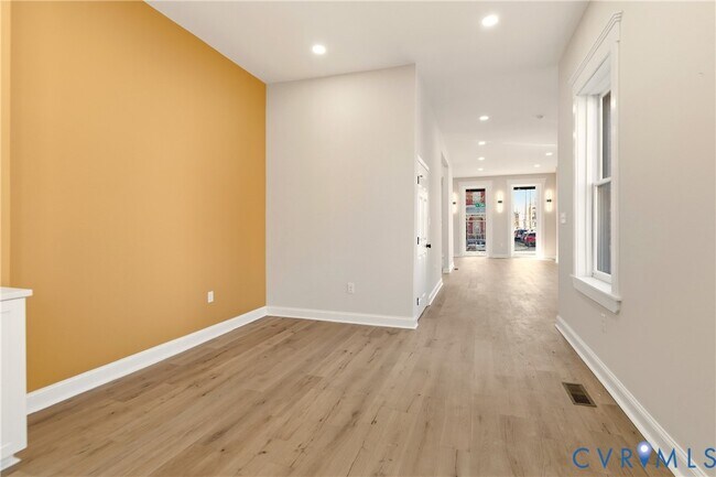 Building Photo - 316 W Clay St