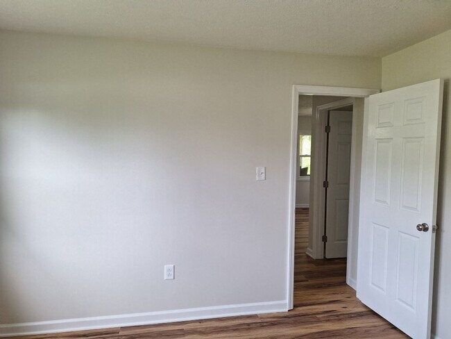 Building Photo - Duplex located in the heart of Oak Ridge.