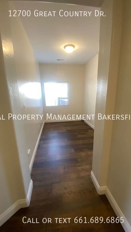 Building Photo - 12700 Great Country Dr