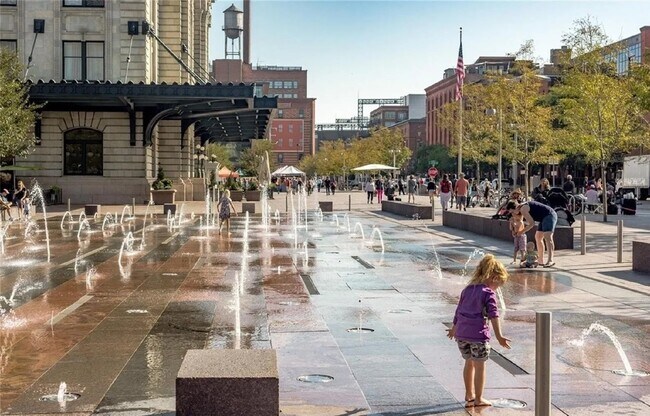 Building Photo - Downtown Loft Living at its Best