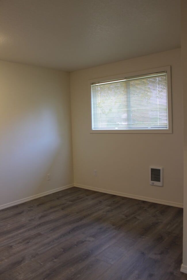 Building Photo - 4 Bed 2 Bath Hillsboro Ranch