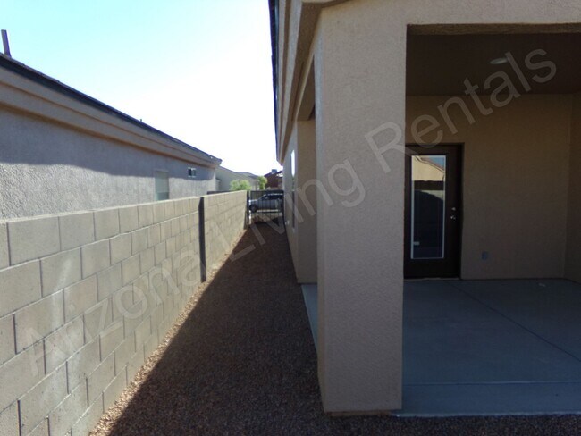 Building Photo - GORGEOUS 3 BEDROOM 2 BATHROOM HOME