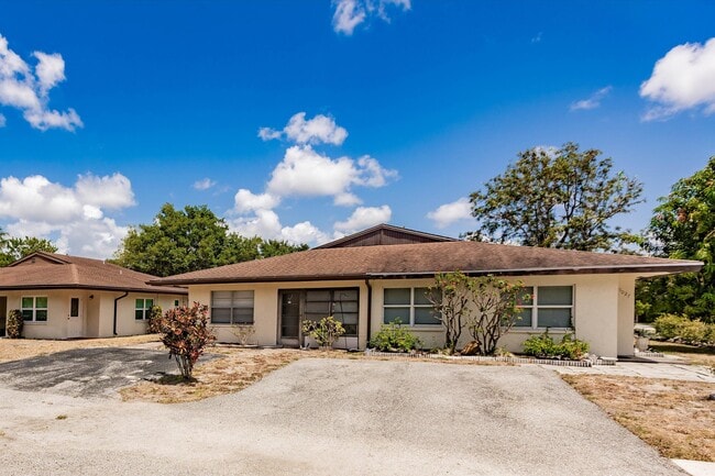 Building Photo - 5029 Rose Hill Dr