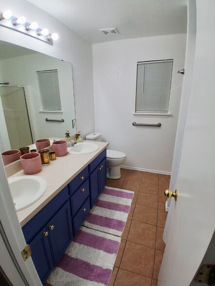 Building Photo - 2036 Cloverdale Ln