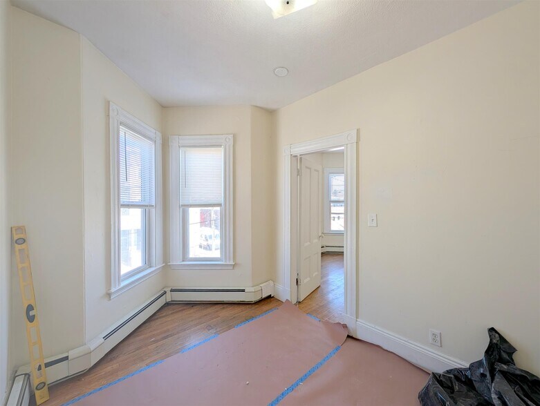 Building Photo - 393 Washington St