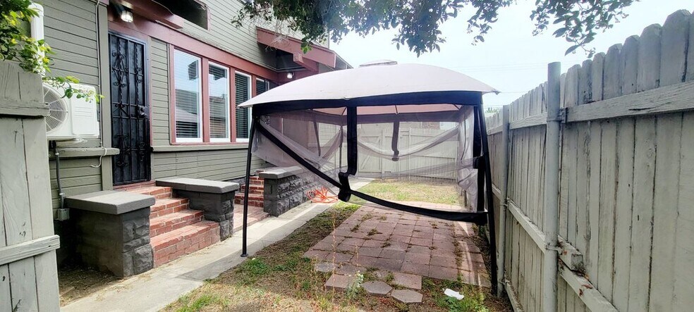 Building Photo - 1048 E 5th St