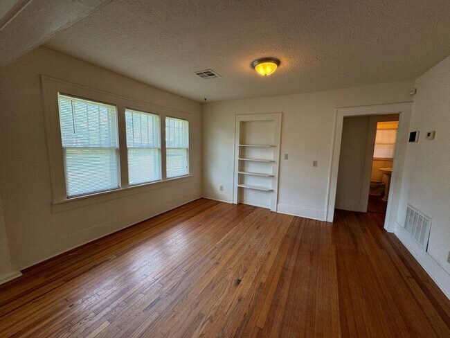 Building Photo - Tons of possibilities here!  3 bedrooms pl...