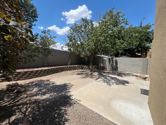 Building Photo - Cute 3 Bedroom 2 Bathroom Home In NW Albuq...