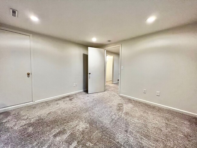 Building Photo - Beautiful 5 bed 2 bath House in Central Fo...