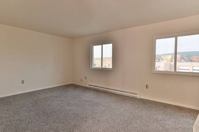 Building Photo - Townhouse in Highspire