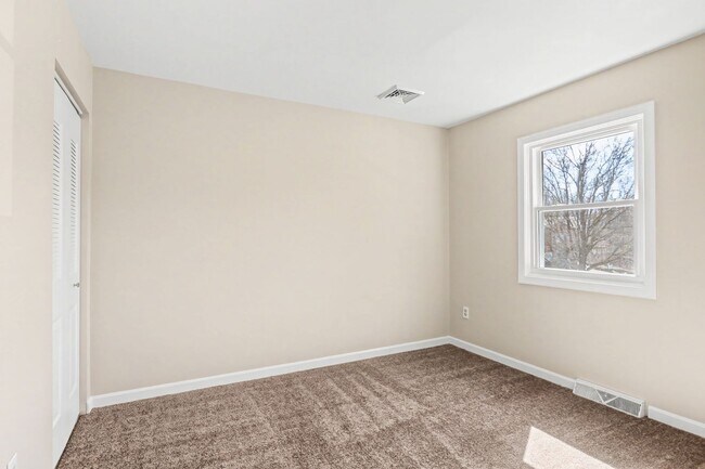 Building Photo - Two bedroom, one and a half bath interior townhome in Mechanicsburg