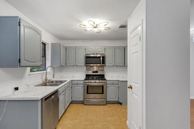 Building Photo - 910 Crieff Cross Dr
