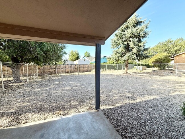 Building Photo - Newly Remodeled 2 bed 1 bath!