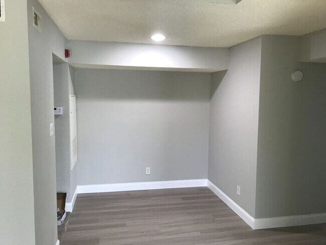 Building Photo - Wonderful 2/1 Condo - ** Move in Special $500 off your first months rent** Available Now !