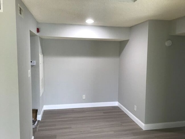 Building Photo - Wonderful 2/1 Condo - ** Move in Special HALF off your first months rent** Available Now !