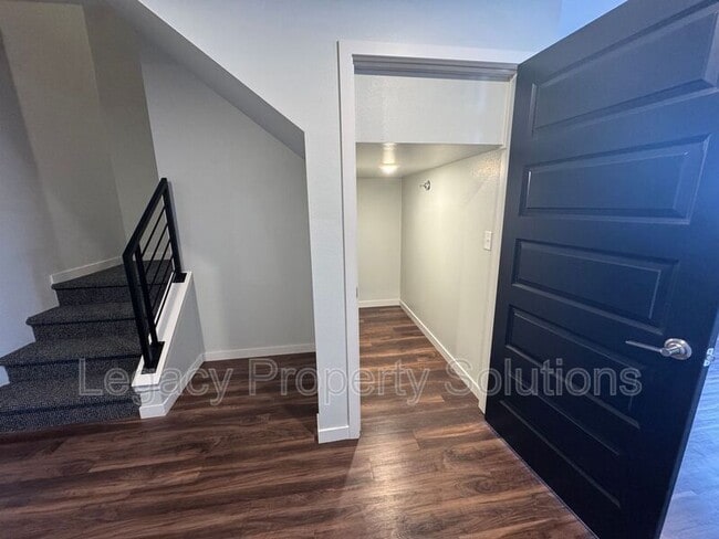 Building Photo - 208 E Greenfield Ln