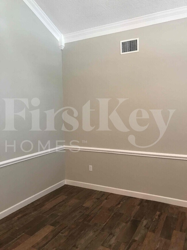 Building Photo - 2224 Palmview Cir E