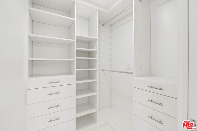 Building Photo - 13700 Marina Pointe Dr