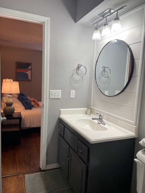 Building Photo - 2300 Oakwood Ave