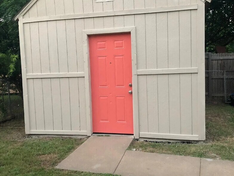 Building Photo - 1422 Laurel Ln