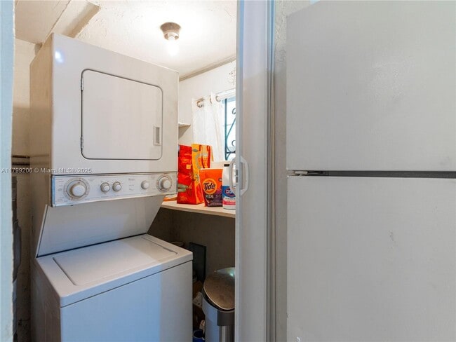 Building Photo - 6320 SW 58th Pl