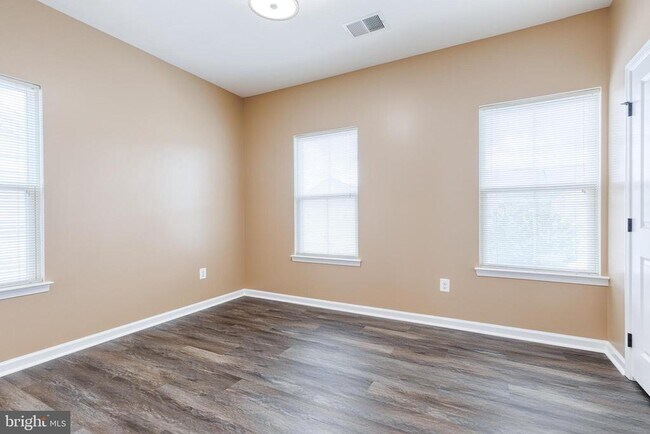 Building Photo - 613 Ravenwood Dr