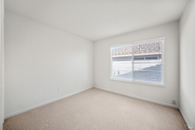 Building Photo - 332 Watson Hollow Dr