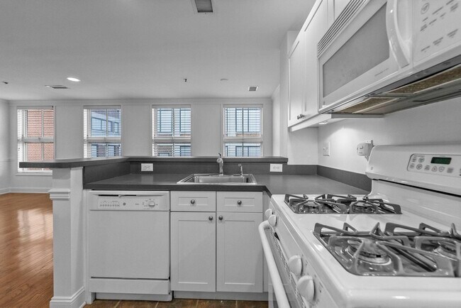 Building Photo - 812 Grand St