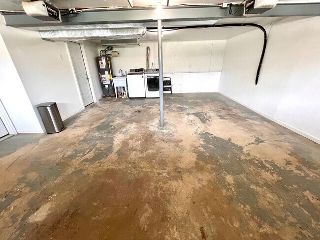Building Photo - Absolutely Stunning Home! - 3 Bedroom 2 Fu...