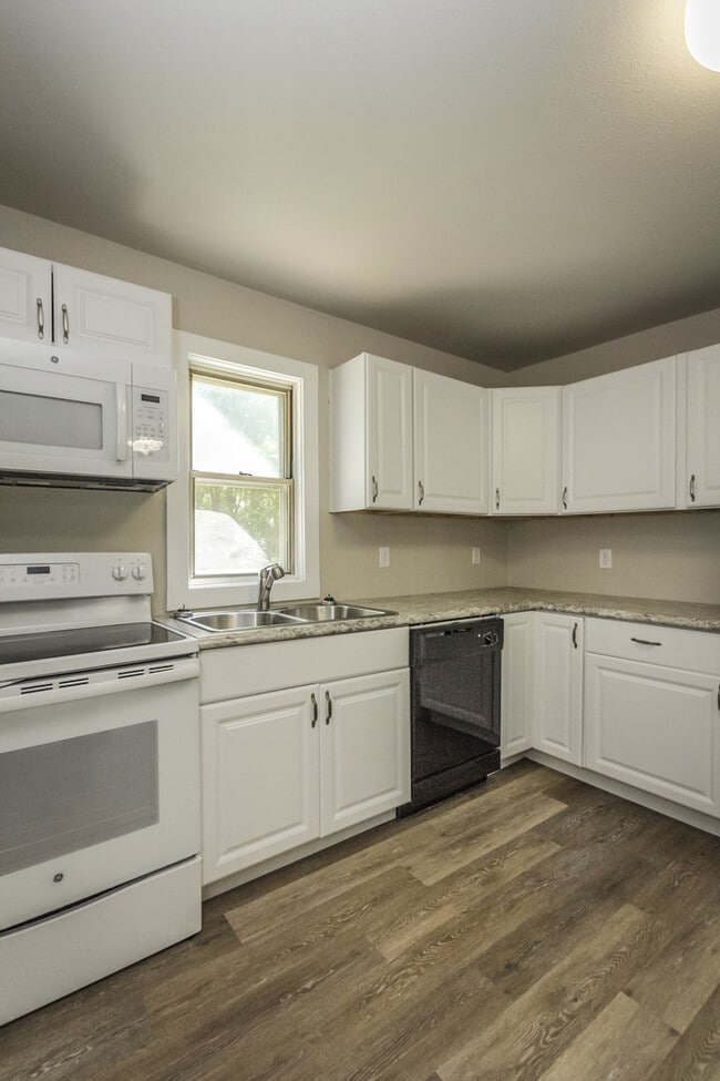 Building Photo - 2 Bedroom 1 Bath Fully Remodeled