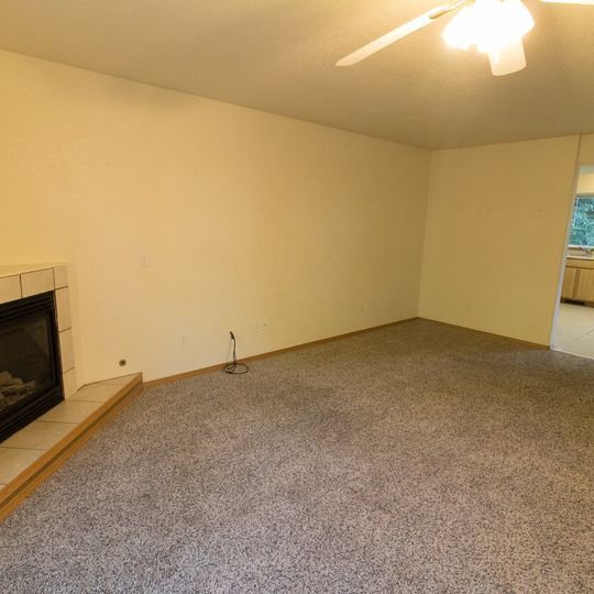 Building Photo - 462 NW Webb St