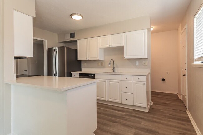 Building Photo - 1313 Timberview Dr