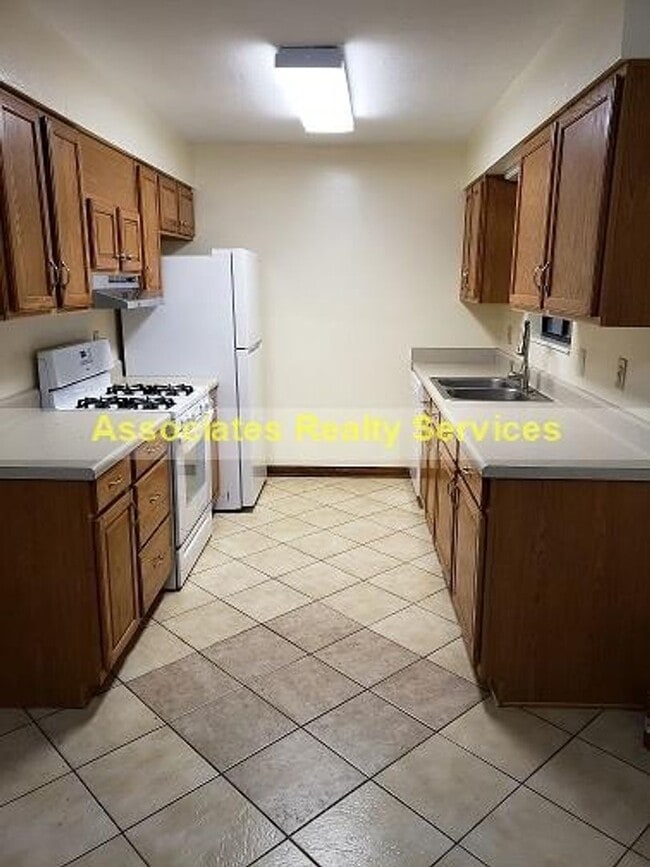Building Photo - Sublease This Newly Renovated 2 bedroom wi...