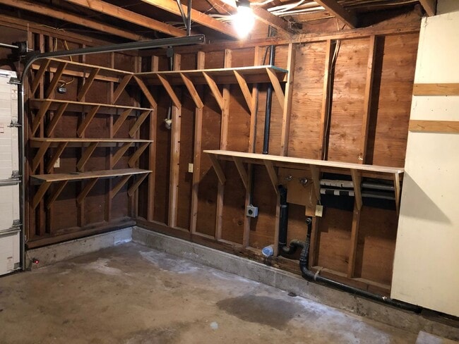 Building Photo - Updated 3 bedroom 1.5 bathroom house in Springfield!