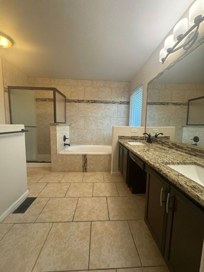 Building Photo - 803 Foxwood Dr