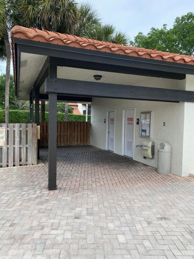 Building Photo - 5790 Fox Hollow Dr