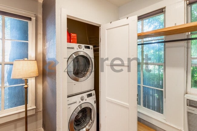 Building Photo - Unit A