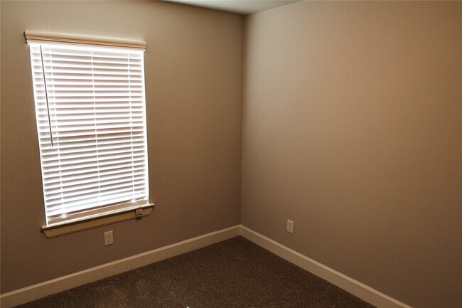 Building Photo - 3316 Vine Ter Trce