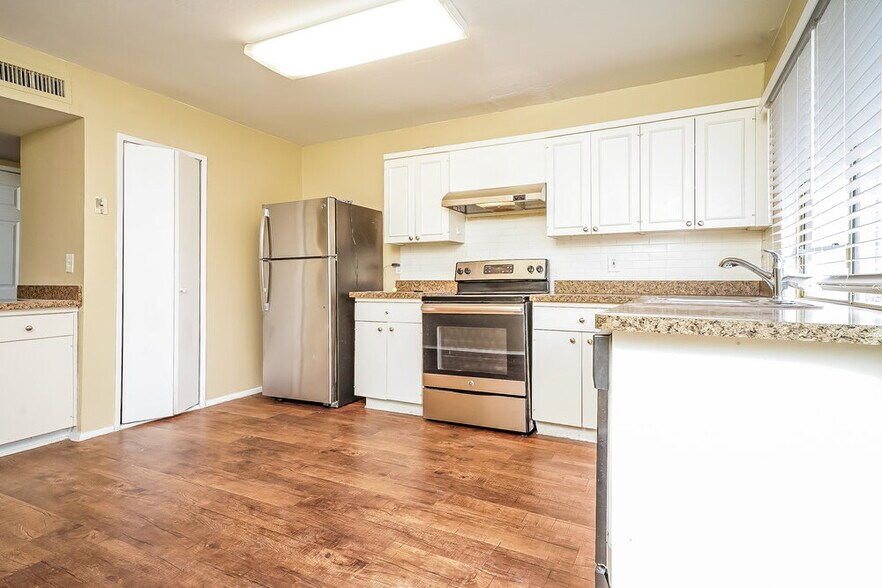 Building Photo - 3214 Greentree Dr