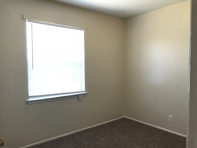 Building Photo - 5874 Castle Run Dr