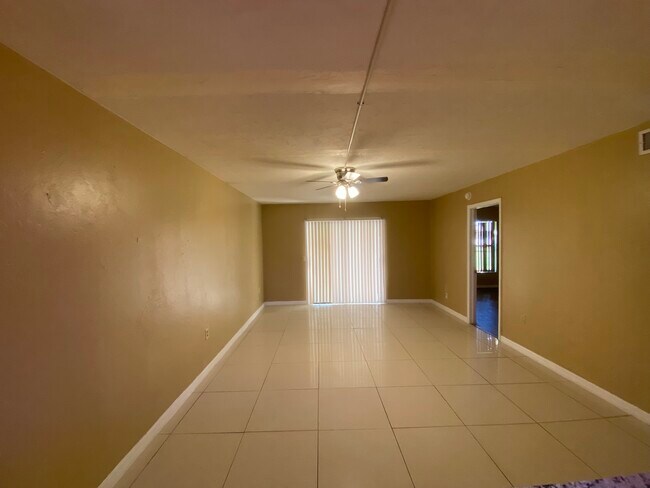 Building Photo - 4302 Santa Barbara Blvd S