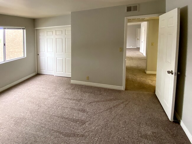 Building Photo - 1 Bedroom condo in guard gated community w...