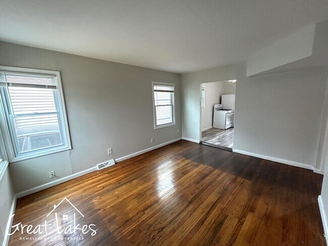 Building Photo - Lovely 2 Bedroom 1 Bathroom now available for rent