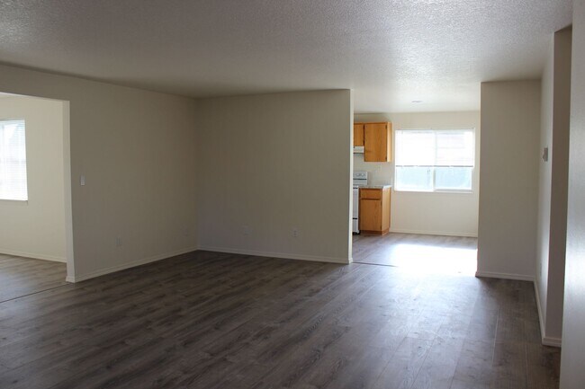 Building Photo - 4 bedroom 2 bath ranch house