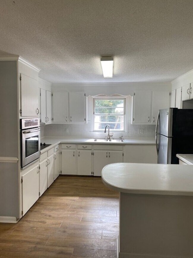 Building Photo - Brick Ranch Home in Pine Valley