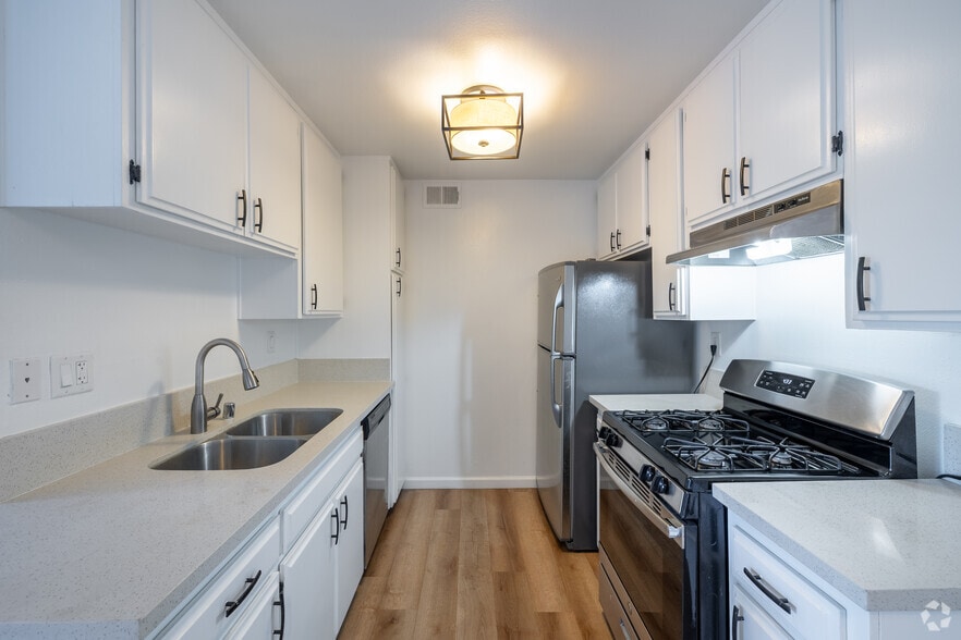 1BR, 1BA - 650SF - Kitchen - 11817 Victory Blvd