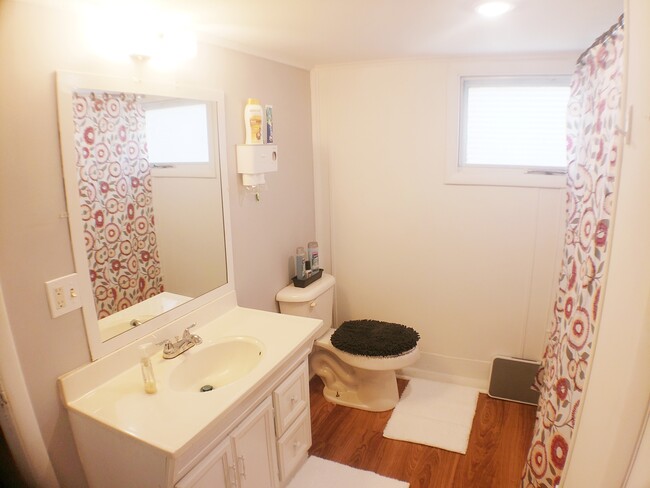 Spacious Bathroom with foldable step stool - 30 Umberto Ave