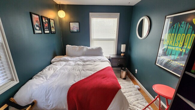 Building Photo - 11315 Roosevelt Way NE